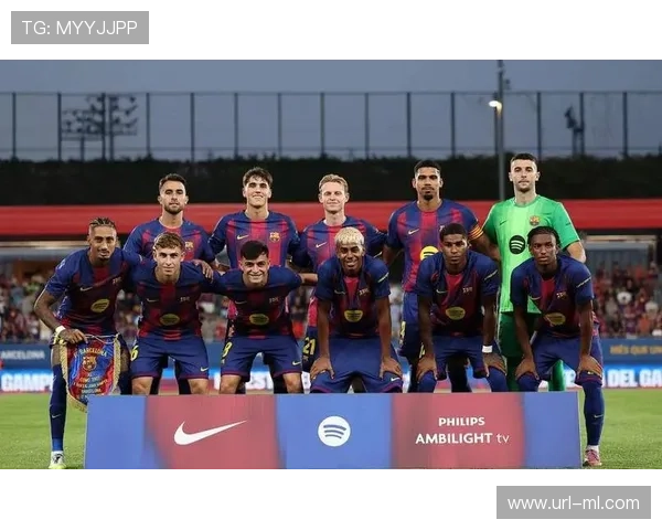 巴萨球迷诺坎普高举-永远团结-横幅，声援伤病潮中球队