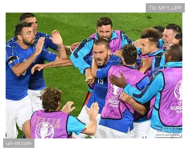 特写：36岁的博努奇在替补席上，用平板电脑记录每次转换得失